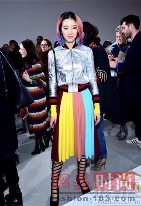 明星粉色皮衣搭配图片,明星粉色皮衣穿搭风采展示